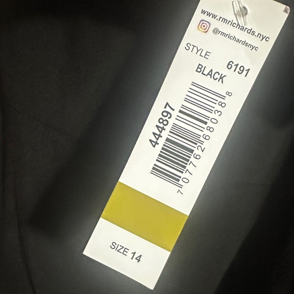 Elegant Black One-Shoulder Evening Dress - Picture 4 of 4